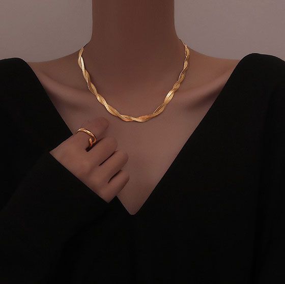 Elegant top gold necklace